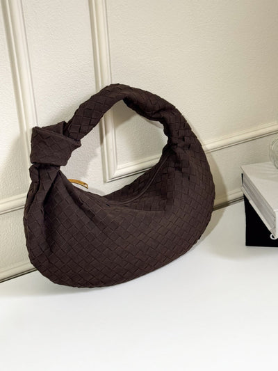 Geflochtene Schultertasche aus veganem Wildleder – stilvoll, soft und modern