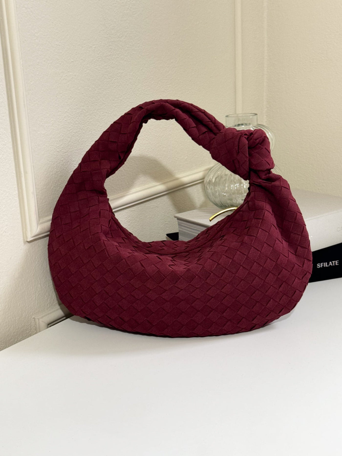 Geflochtene Schultertasche aus veganem Wildleder – stilvoll, soft und modern