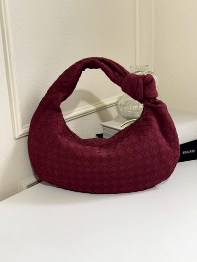 Geflochtene Schultertasche aus veganem Wildleder – stilvoll, soft und modern