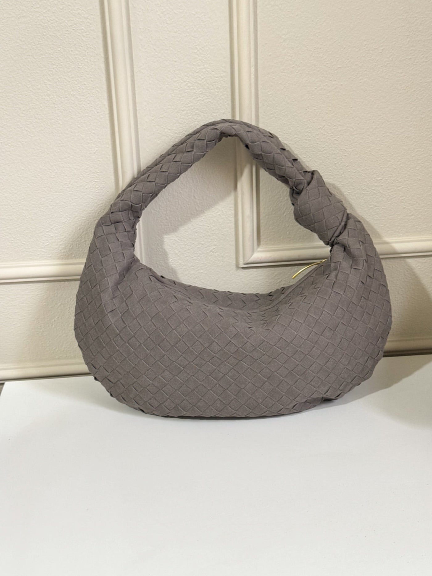 Geflochtene Schultertasche aus veganem Wildleder – stilvoll, soft und modern