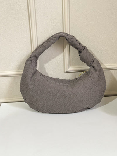 Geflochtene Schultertasche aus veganem Wildleder – stilvoll, soft und modern