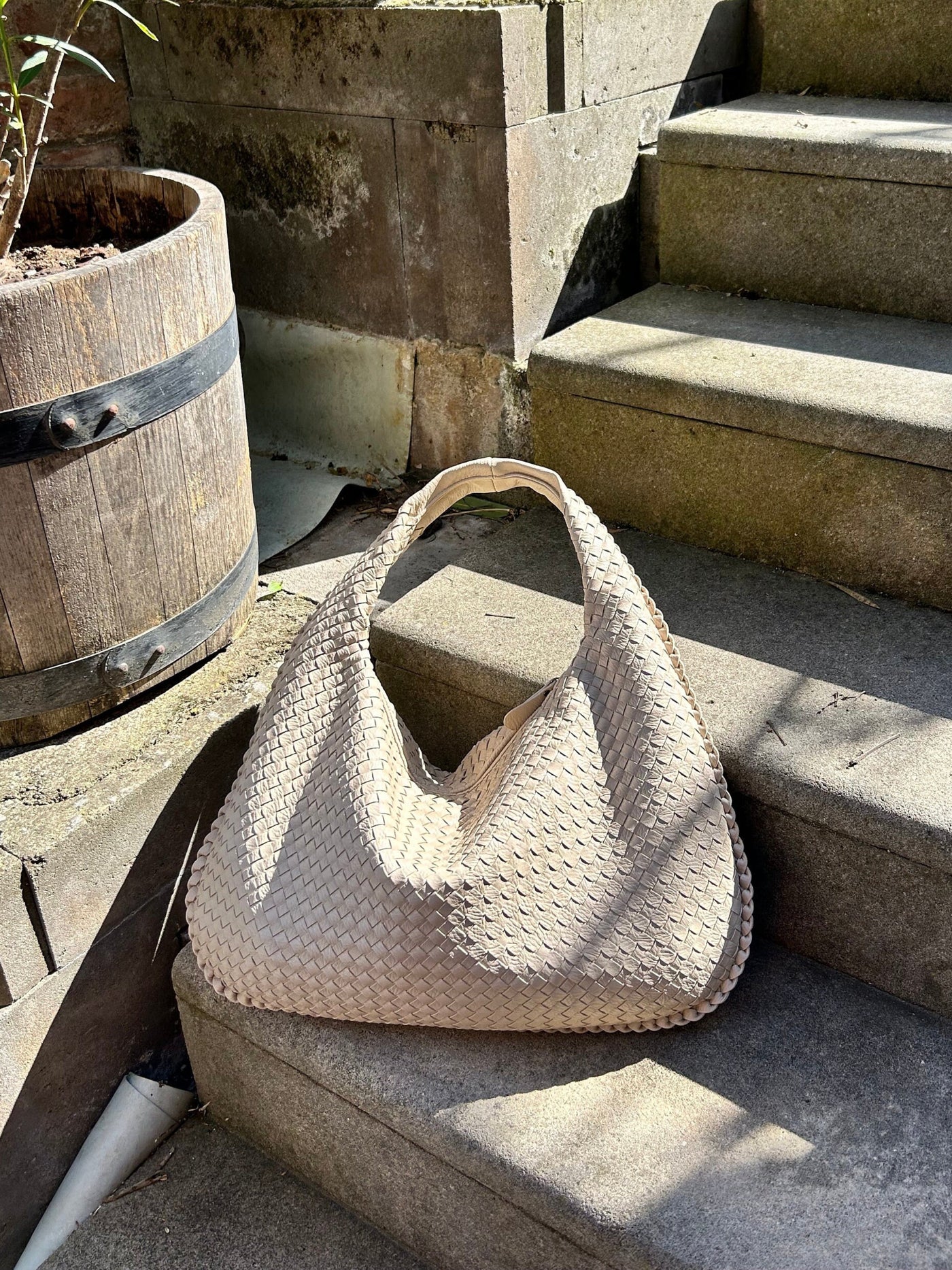 Nora | Geflochtene Hobo-Tasche mit modernem Design