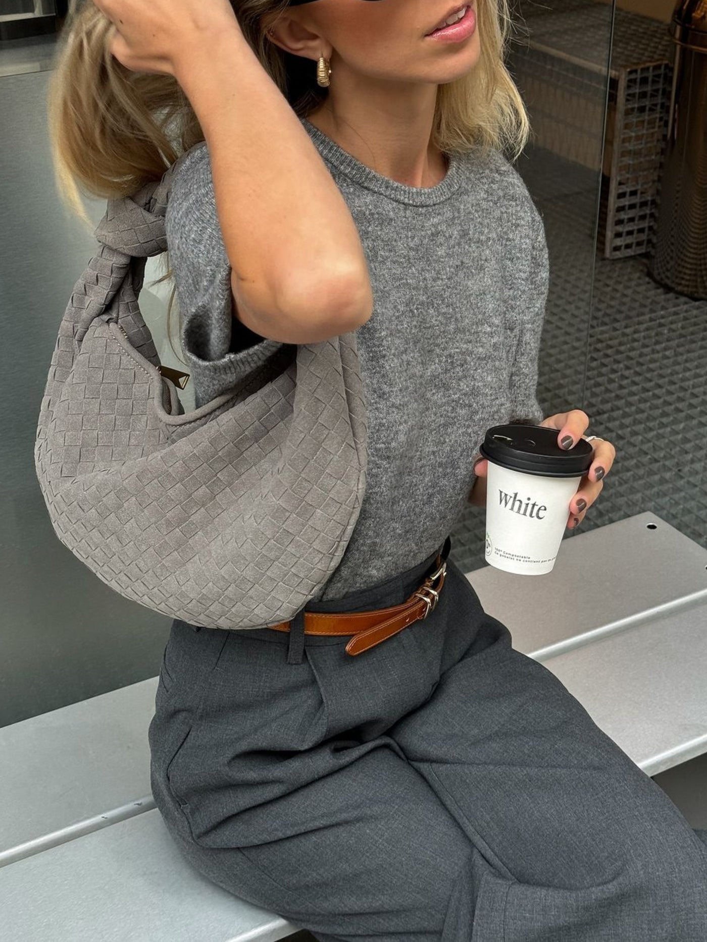Geflochtene Schultertasche aus veganem Wildleder – stilvoll, soft und modern