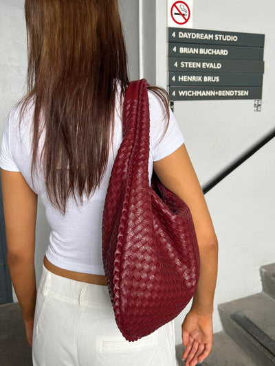Nora | Geflochtene Hobo-Tasche mit modernem Design
