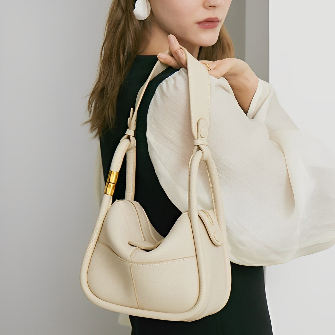 Schultertasche mit Struktur-Optik & Goldakzent
