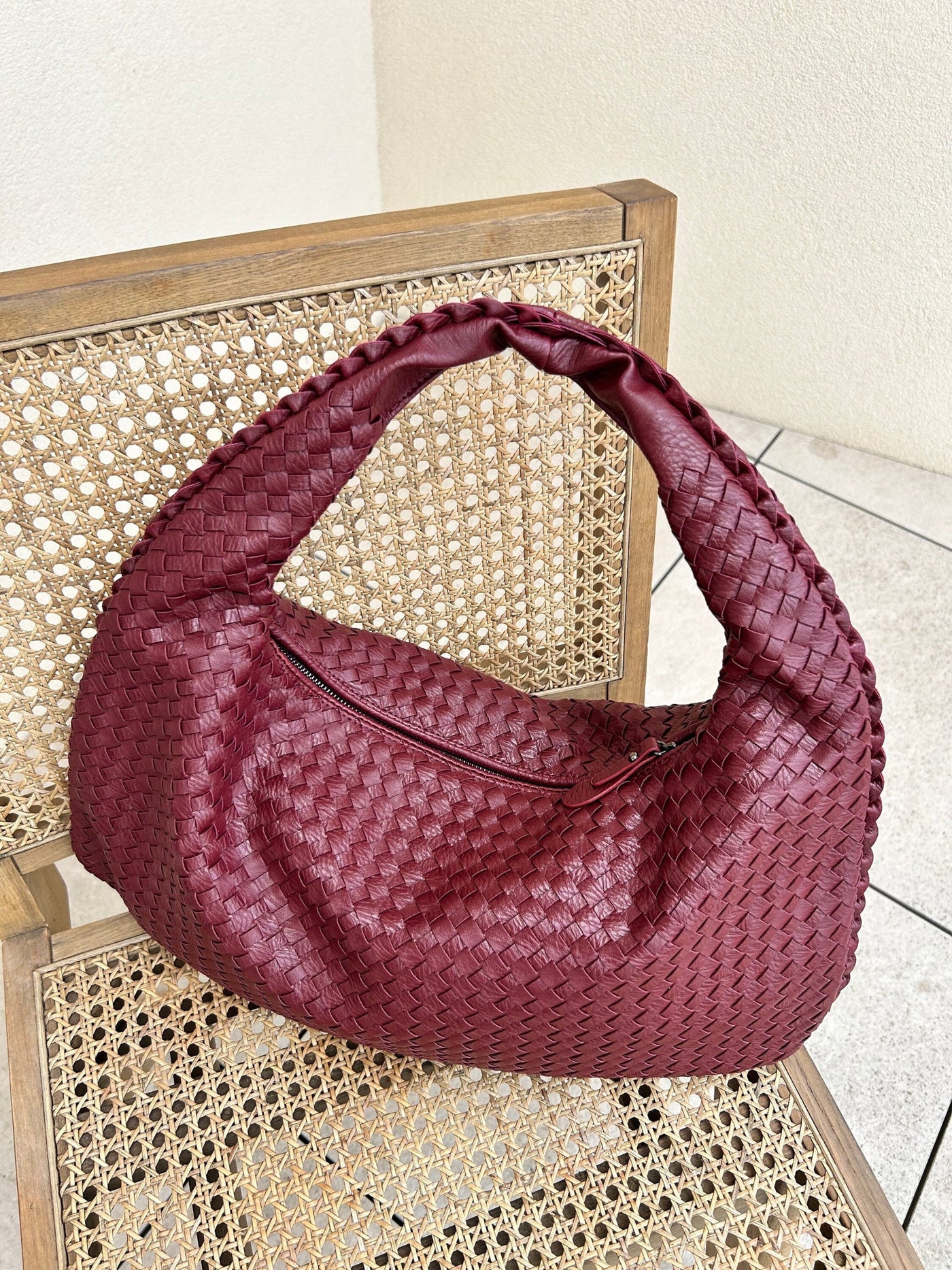 Nora | Geflochtene Hobo-Tasche mit modernem Design