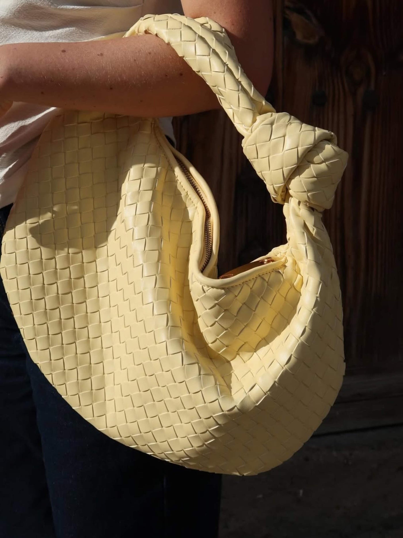 Geflochtene Schultertasche mit Knotenhenkel – einzigartiger Look & veganes Leder