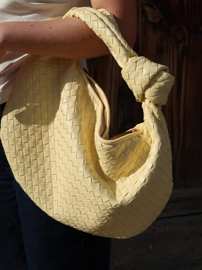 Geflochtene Schultertasche mit Knotenhenkel – einzigartiger Look & veganes Leder