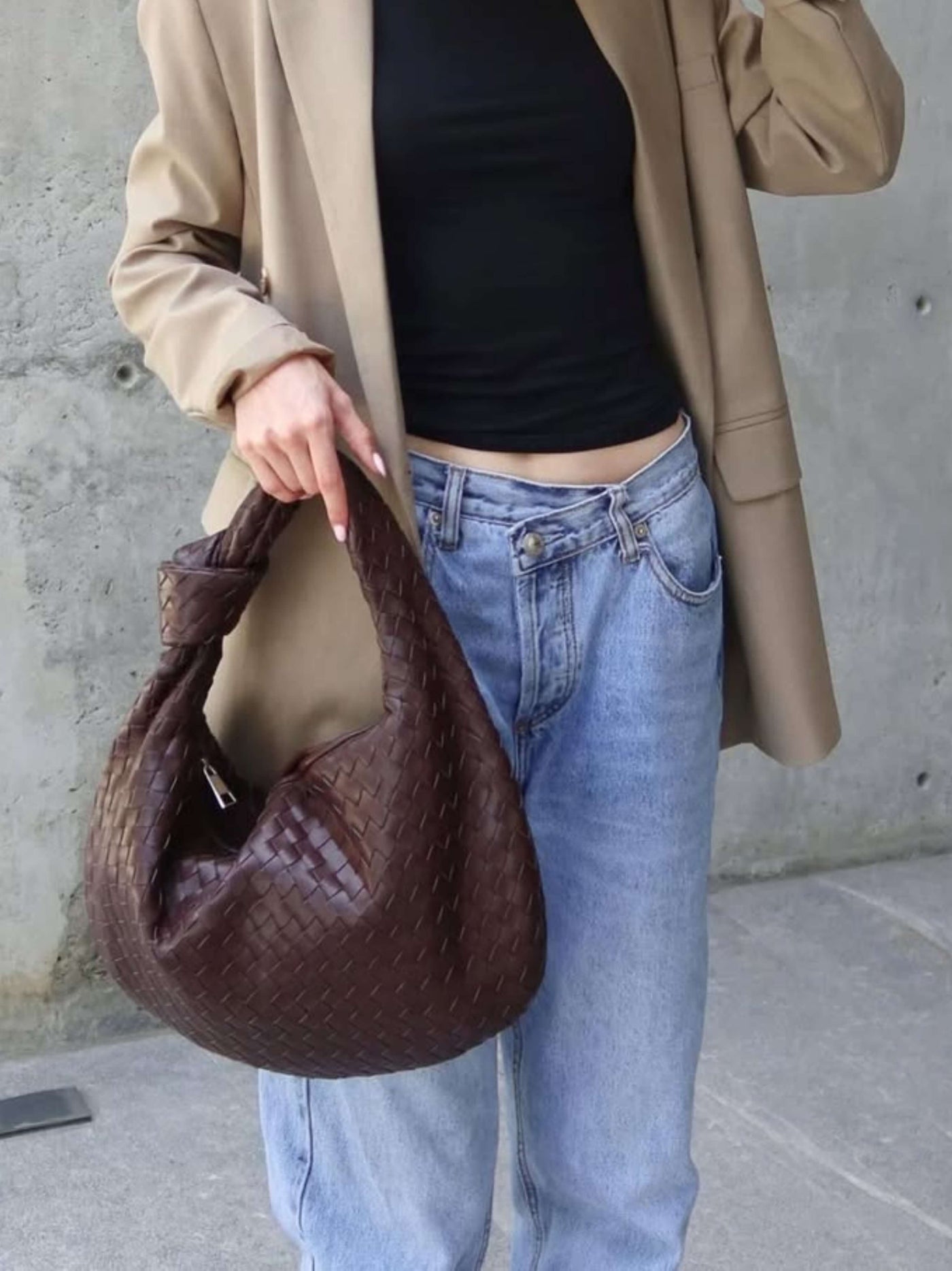 Geflochtene Schultertasche mit Knotenhenkel – einzigartiger Look & veganes Leder