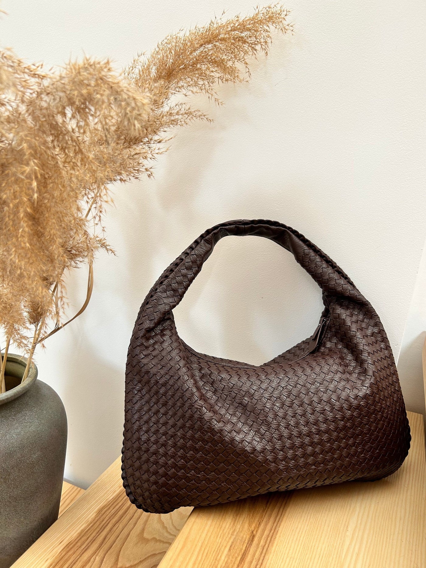 Nora | Geflochtene Hobo-Tasche mit modernem Design
