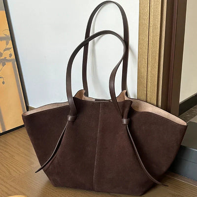 Statement Tote Bag mit Skulpturaler Form & Kordeldetail