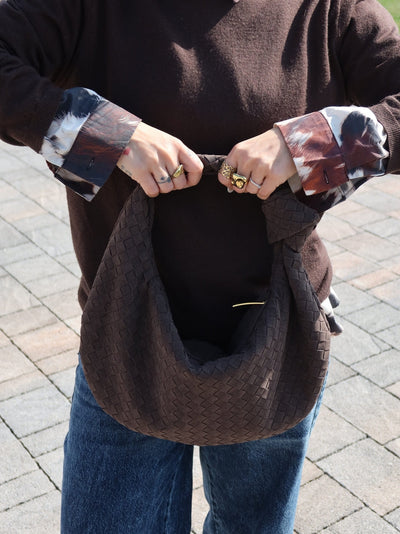 Geflochtene Schultertasche aus veganem Wildleder – stilvoll, soft und modern