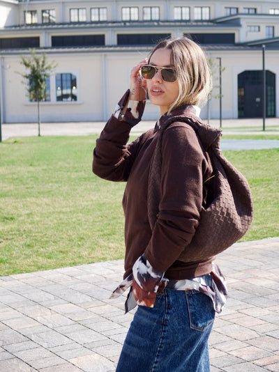 Geflochtene Schultertasche aus veganem Wildleder – stilvoll, soft und modern