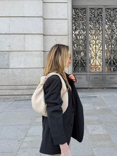 Geflochtene Schultertasche aus veganem Wildleder – stilvoll, soft und modern