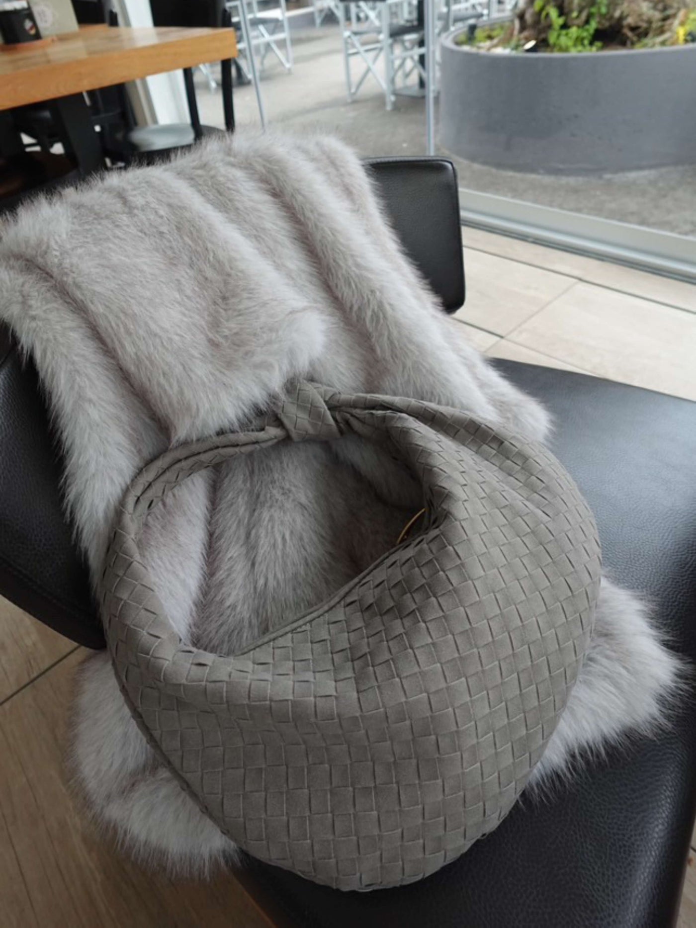 Geflochtene Schultertasche aus veganem Wildleder – stilvoll, soft und modern