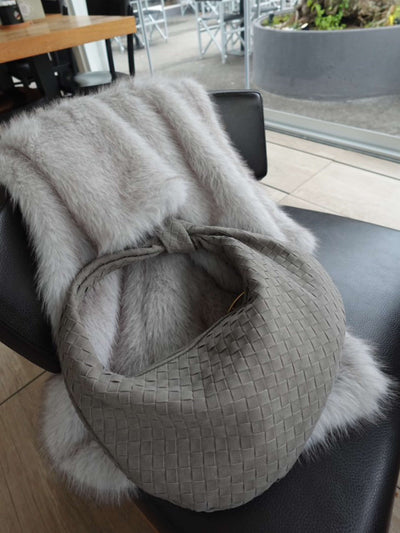 Geflochtene Schultertasche aus veganem Wildleder – stilvoll, soft und modern