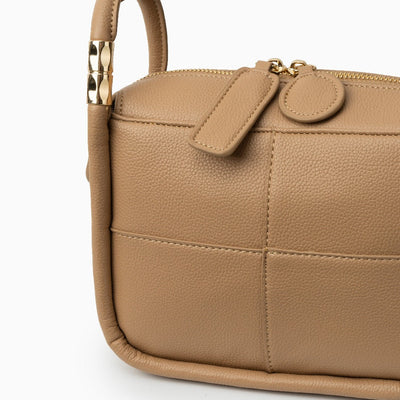 Schultertasche mit Struktur-Optik & Goldakzent