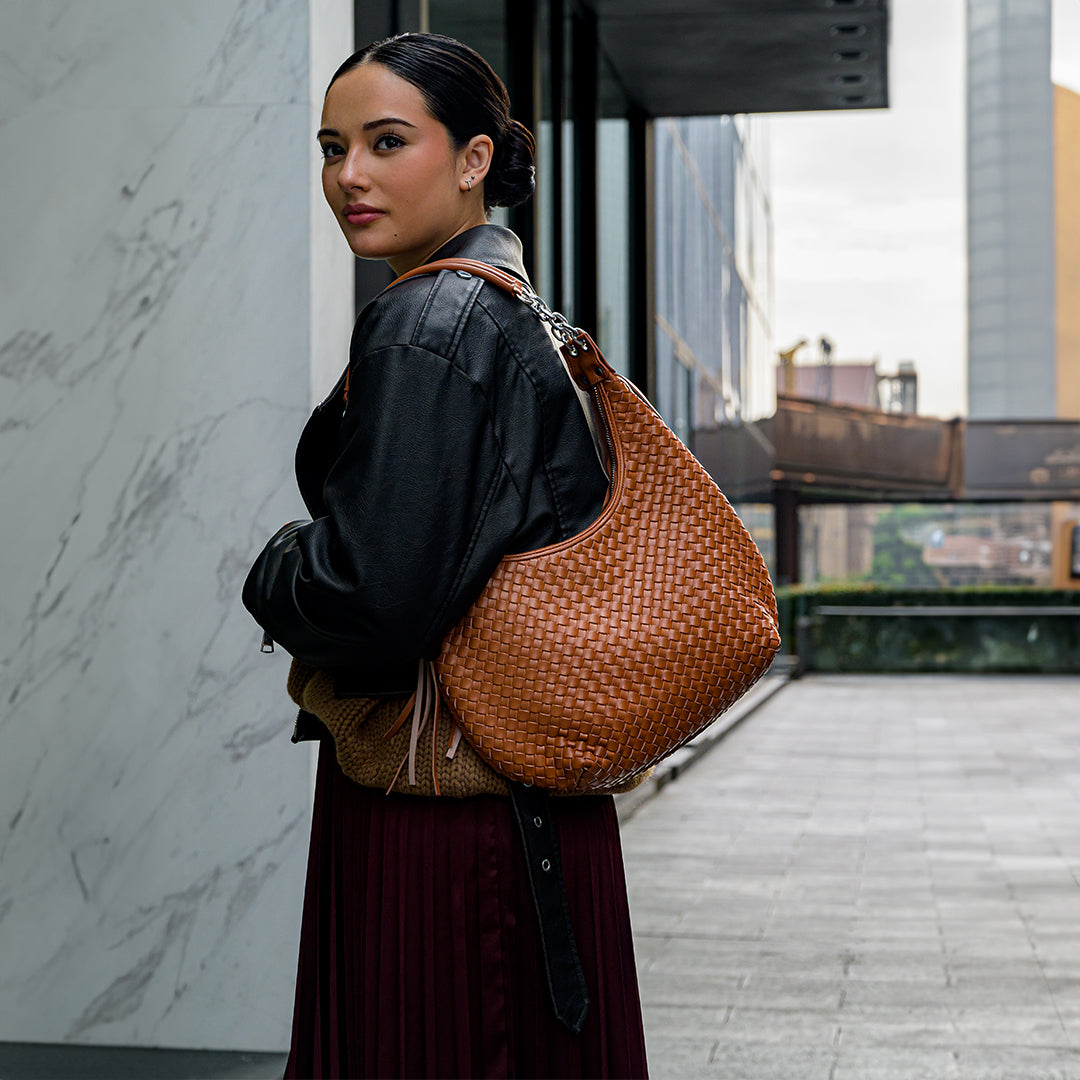 Schultertasche in Halbmondform mit Glattem Finish & Verstellbarem Riemen