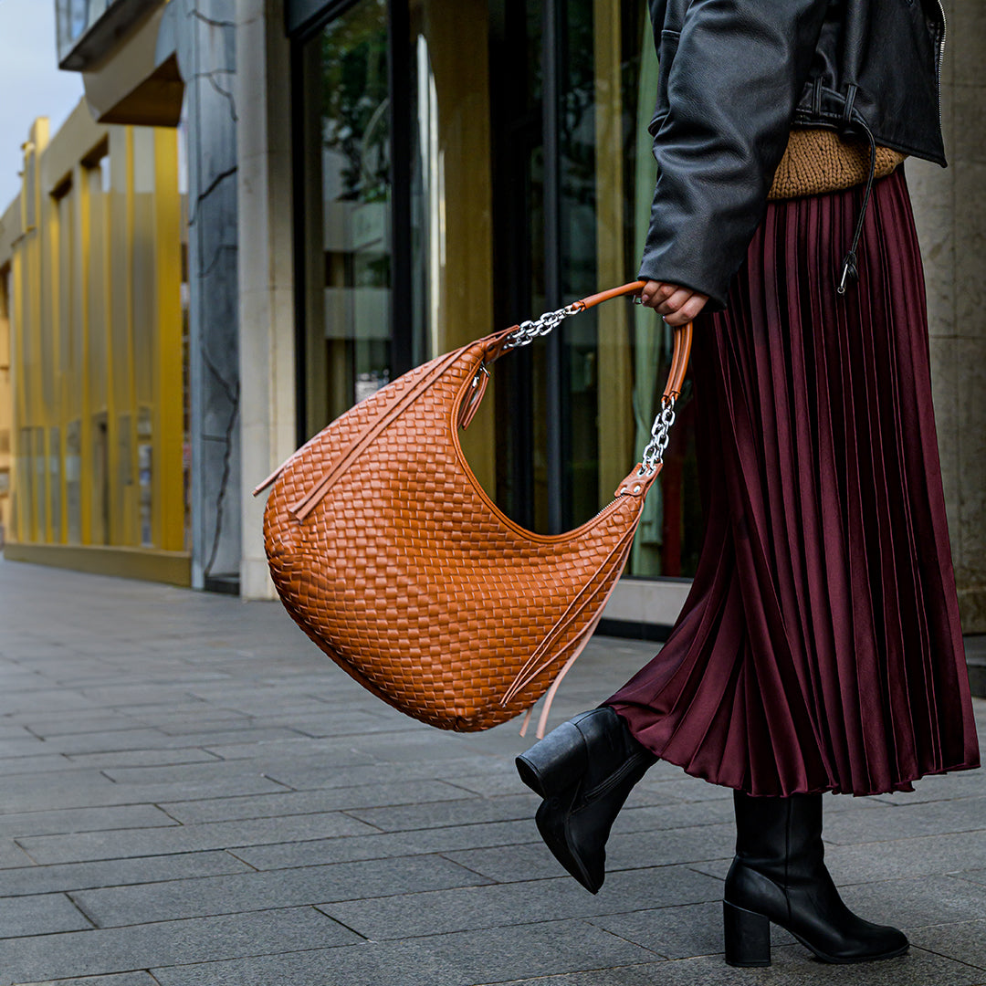 Schultertasche in Halbmondform mit Glattem Finish & Verstellbarem Riemen
