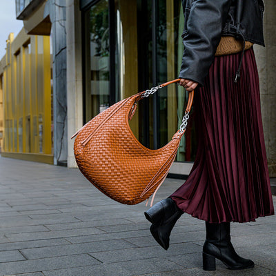 Schultertasche in Halbmondform mit Glattem Finish & Verstellbarem Riemen