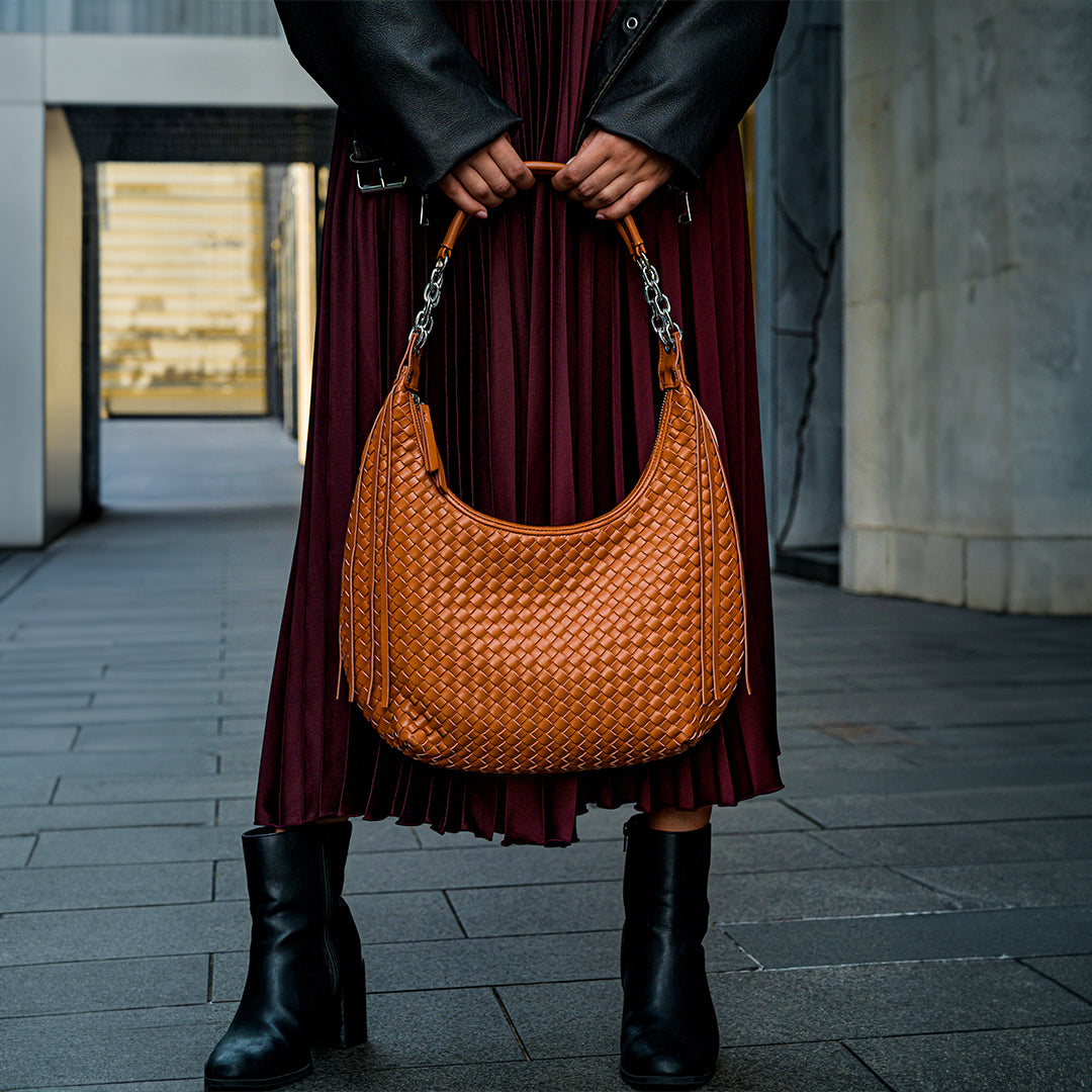 Schultertasche in Halbmondform mit Glattem Finish & Verstellbarem Riemen