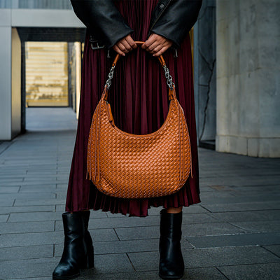 Schultertasche in Halbmondform mit Glattem Finish & Verstellbarem Riemen