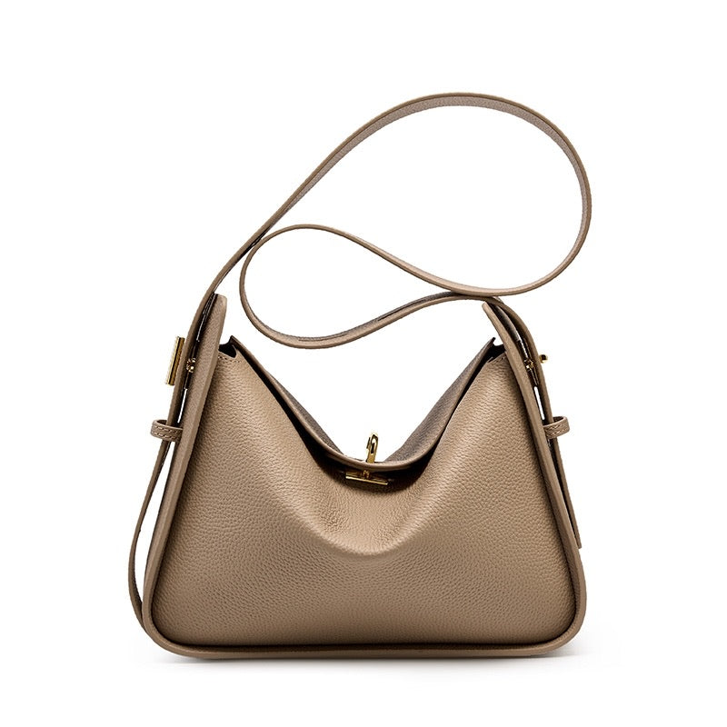 Geflochtene Schultertasche – Elegante Abendtasche mit Goldkette