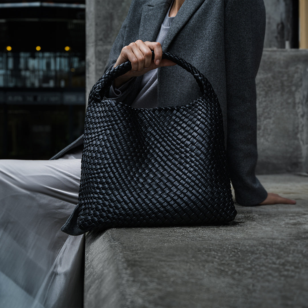 Premium Hobo Schultertasche Schwarz – Geflochtene Schultertasche aus veganem Leder