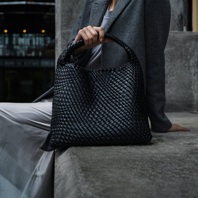 Premium Hobo Schultertasche Schwarz – Geflochtene Schultertasche aus veganem Leder