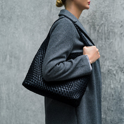 Premium Hobo Schultertasche Schwarz – Geflochtene Schultertasche aus veganem Leder