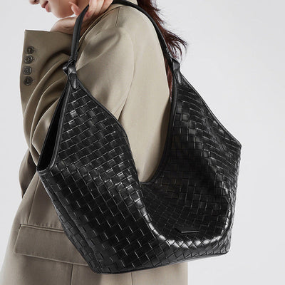 Weich fallende Schultertasche mit Flechtstruktur & Schlanker Form