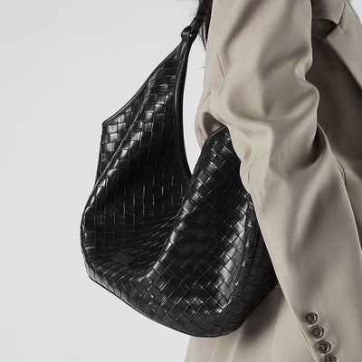 Weich fallende Schultertasche mit Flechtstruktur & Schlanker Form