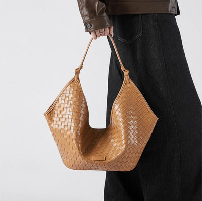 Weich fallende Schultertasche mit Flechtstruktur & Schlanker Form