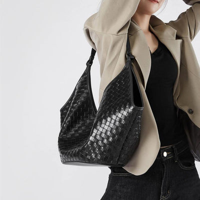 Weich fallende Schultertasche mit Flechtstruktur & Schlanker Form