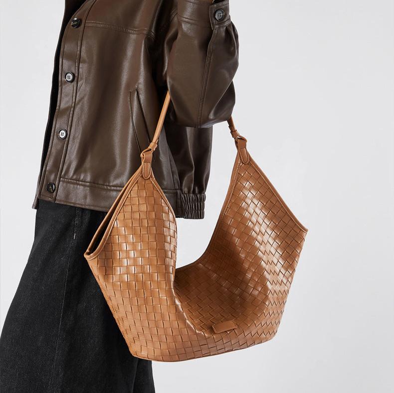 Weich fallende Schultertasche mit Flechtstruktur & Schlanker Form