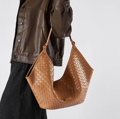 Weich fallende Schultertasche mit Flechtstruktur & Schlanker Form