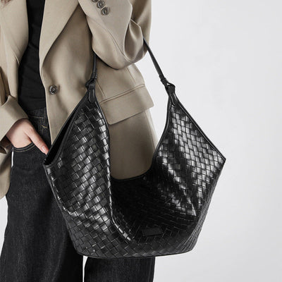 Weich fallende Schultertasche mit Flechtstruktur & Schlanker Form