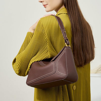 Schultertasche mit Kontrastnähten & Soft-Lederoptik