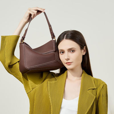 Schultertasche mit Kontrastnähten & Soft-Lederoptik
