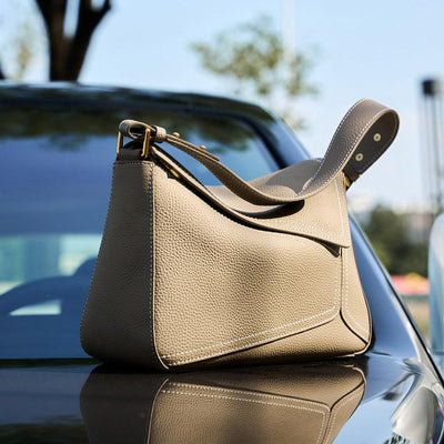 Schultertasche mit Kontrastnähten & Soft-Lederoptik