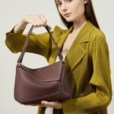 Schultertasche mit Kontrastnähten & Soft-Lederoptik