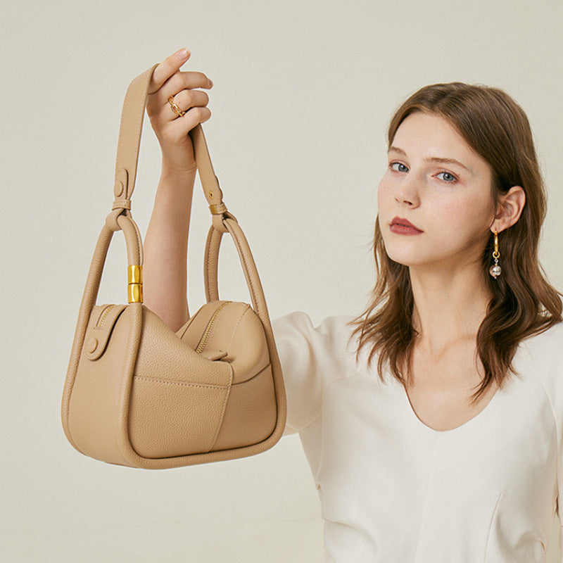 Schultertasche mit Struktur-Optik & Goldakzent