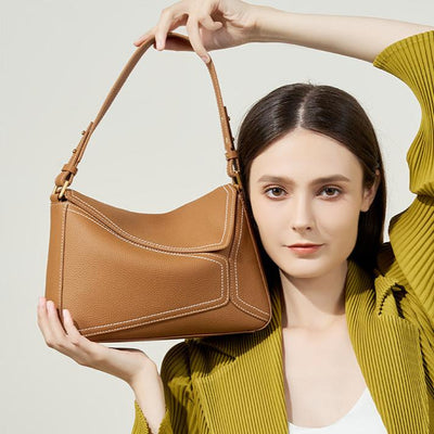 Schultertasche mit Kontrastnähten & Soft-Lederoptik