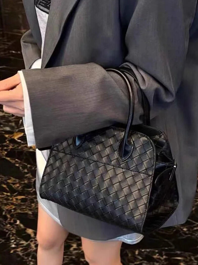 Elegante Handtasche mit geflochtenem Design und abnehmbarem Riemen
