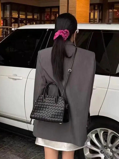 Elegante Handtasche mit geflochtenem Design und abnehmbarem Riemen