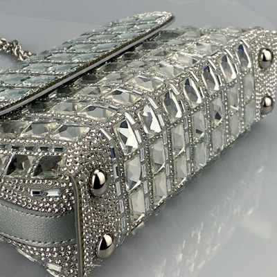 Kristallverzierte Schultertasche mit Kettenriemen in Silber