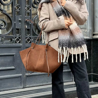 Statement Tote Bag mit Skulpturaler Form & Kordeldetail