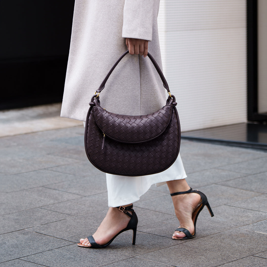 Elegante Schultertasche mit geflochtenem Lederdesign