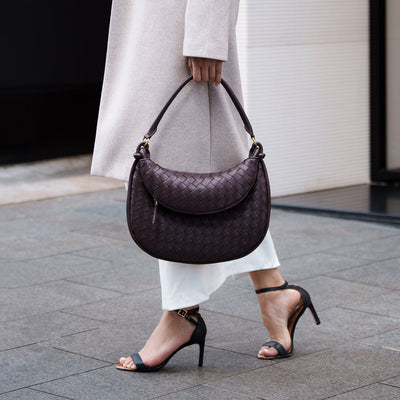 Elegante Schultertasche mit geflochtenem Lederdesign