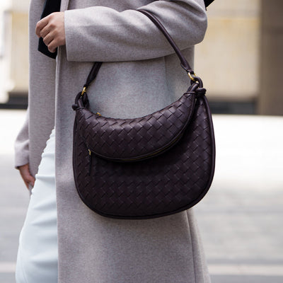 Elegante Schultertasche mit geflochtenem Lederdesign